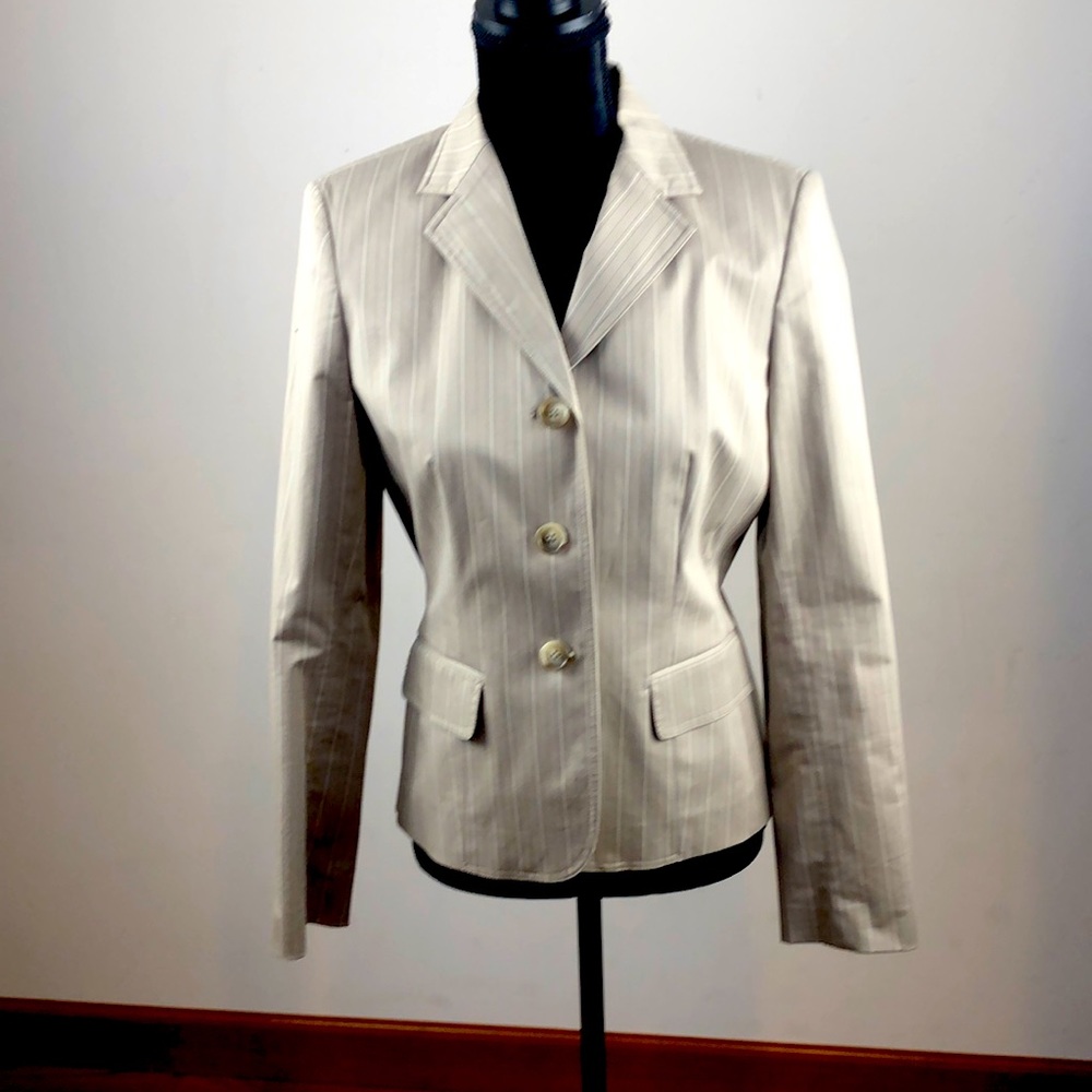 Ann Taylor fitted, lined, Khaki pinstripe 3 button blazer. Women’s size 4
